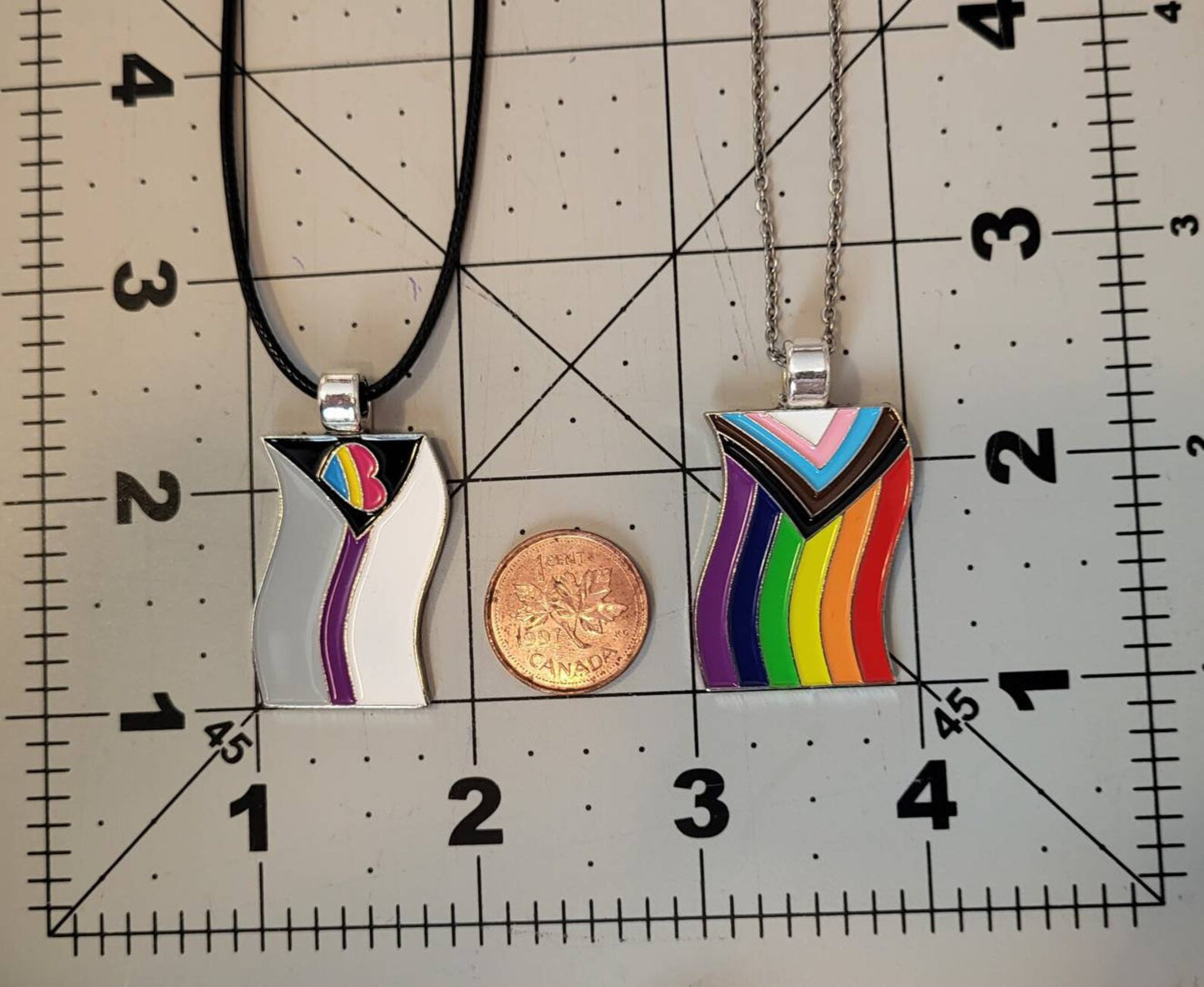 Collier pendentif en émail drapeau fétiche | Choisissez votre drapeau